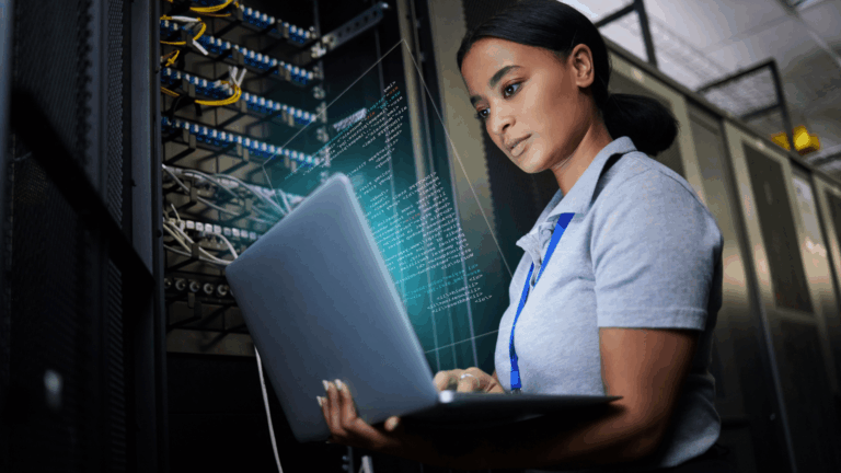 Cybersecurity inclusiva rappresentata da una donna al pc