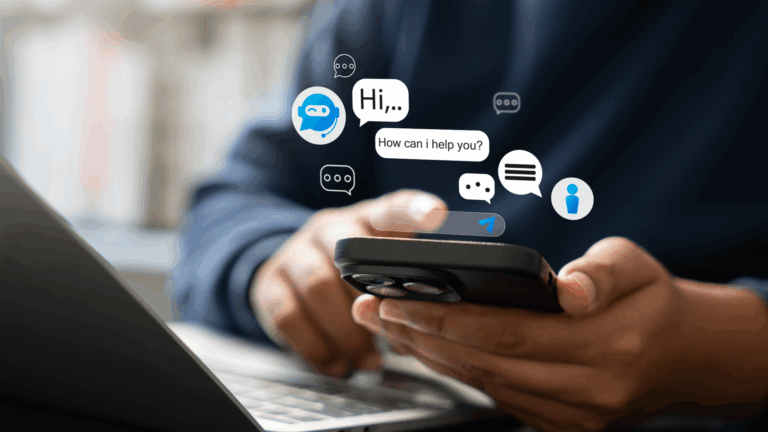 icone di chatbot spuntano fuori da un cellulare tenuto in mano da una persona