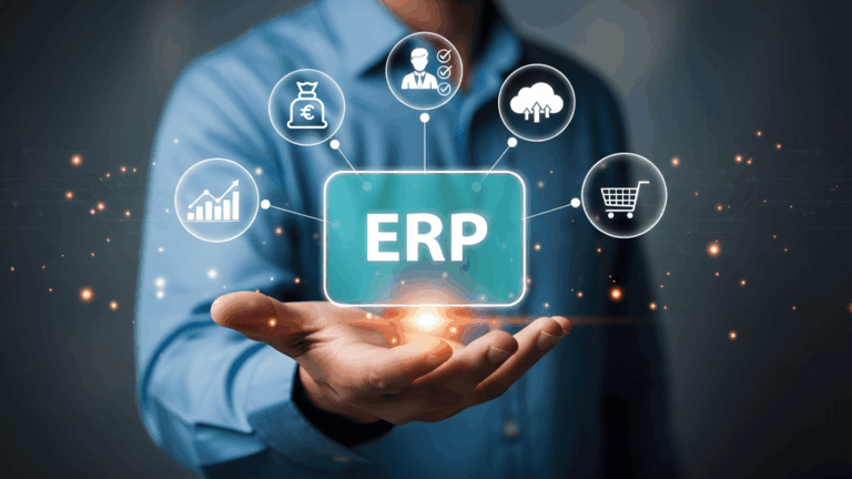Un professionista mostra sul palmo della mano un ologramma luminoso con la scritta ERP, collegata a icone che rappresentano analisi dati, finanza, risorse umane, cloud e acquisti.