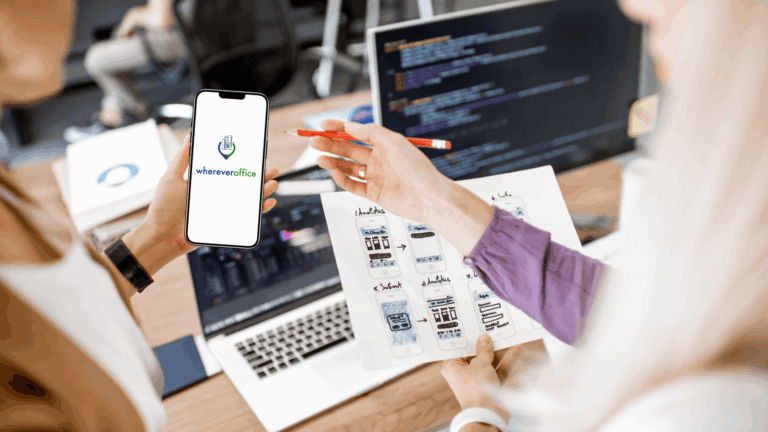 Due professionisti all'opera per lo sviluppo di un app android con bozzetti dell'app e l'app aperta su un cellulare.